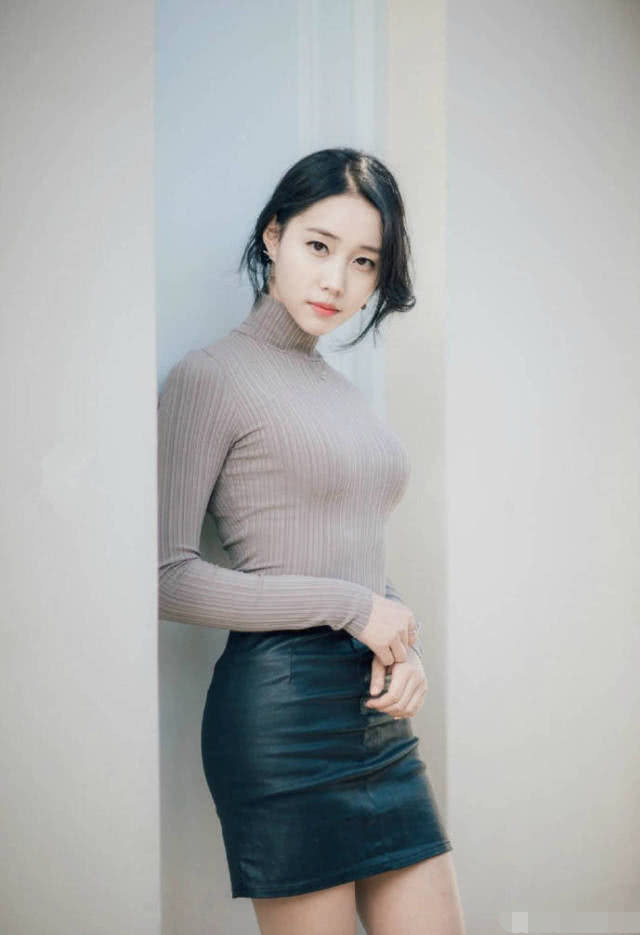 小姐姐皮裙让身材更窈窕，这个季节皮质不热吗？