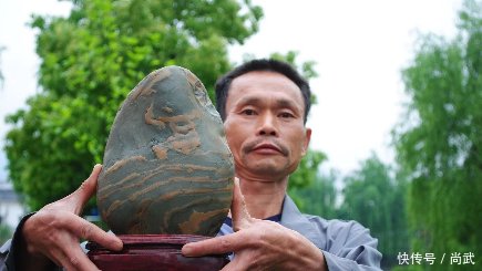 农民7年前捡了一块6公斤石头 博览会上叫卖600万