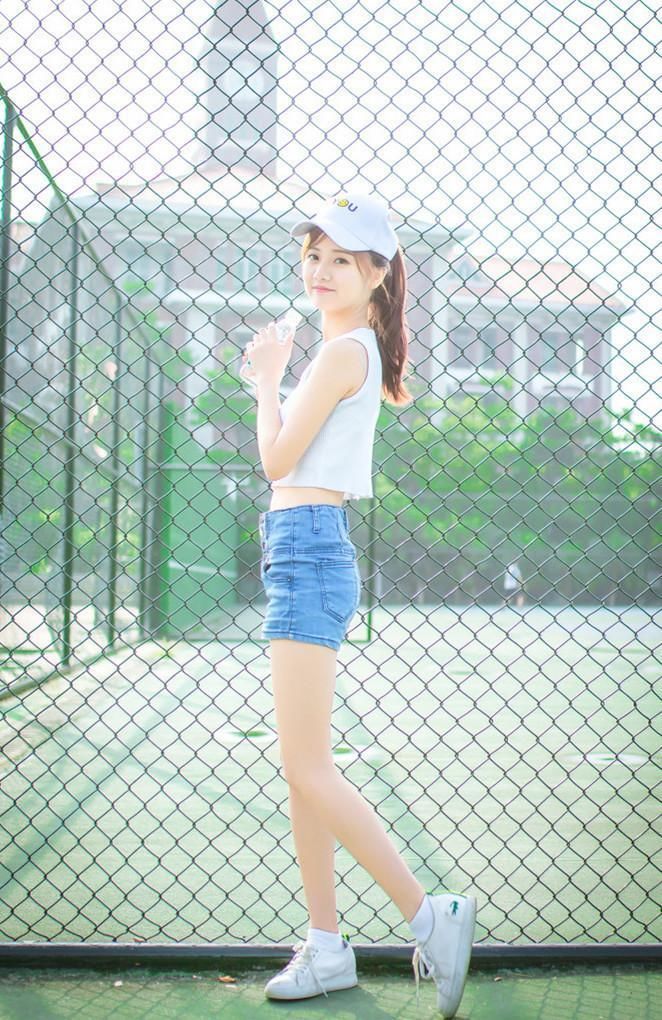 美女: 穿背心甜美, 牛仔短裤更能秀美腿，大家看入迷了没!