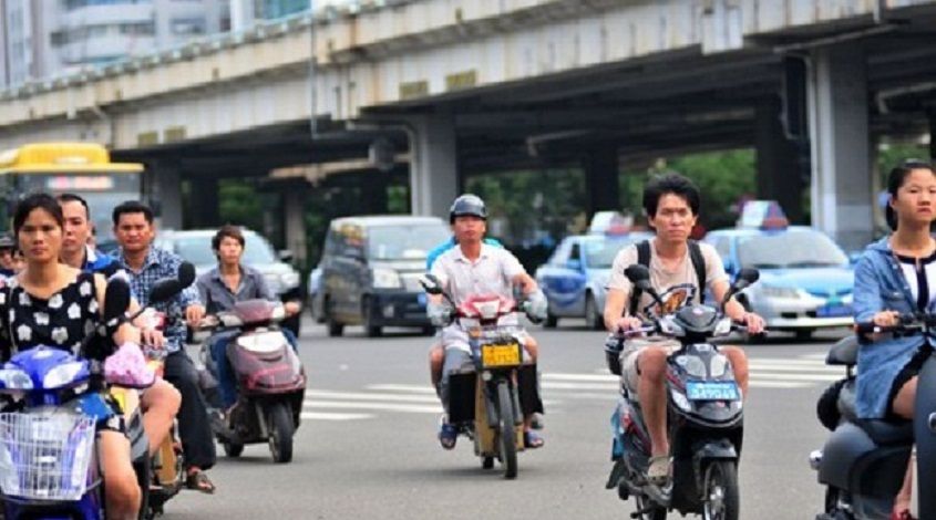  【汽车】农村出现一个“怪象”，大家都放着汽车不开，骑着电驴