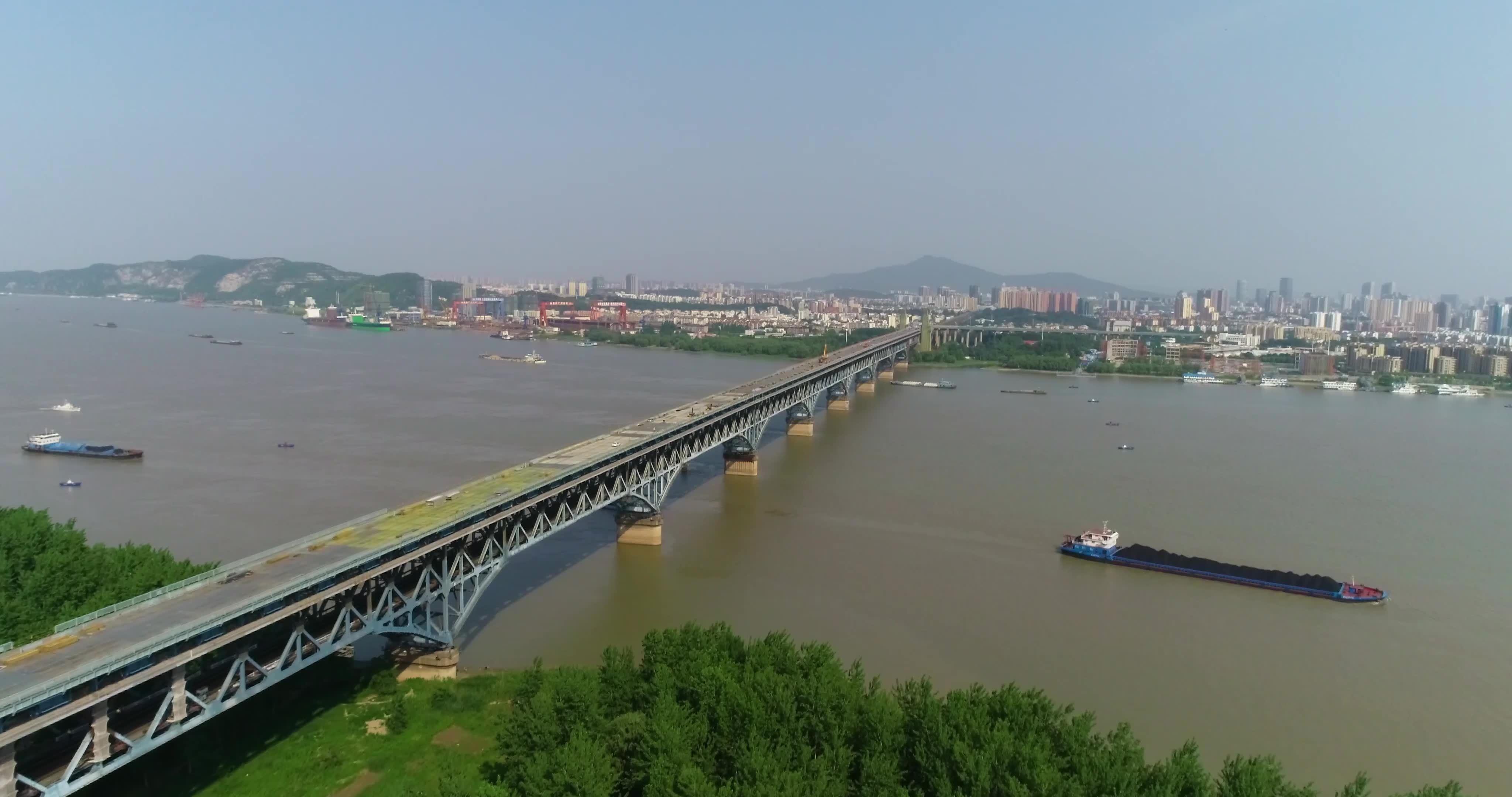 中国2座长江大桥，一座在武汉，一座在南京，谁更厉害？