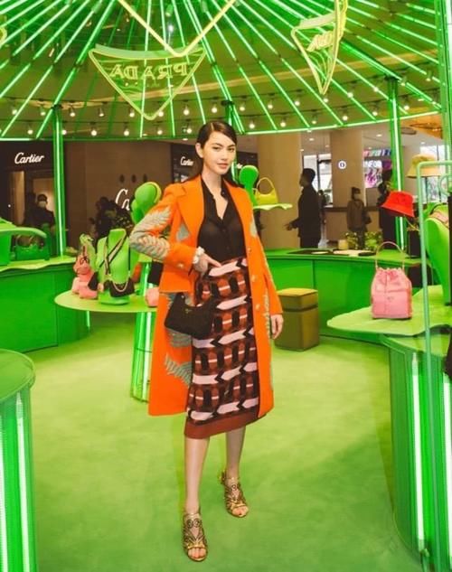 【不失】她是泰国女星Mai,穿透视衬衫配橙色呢子大衣,明艳不失性感