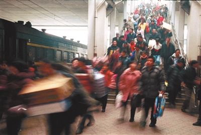 巨变十年间 游子归家路