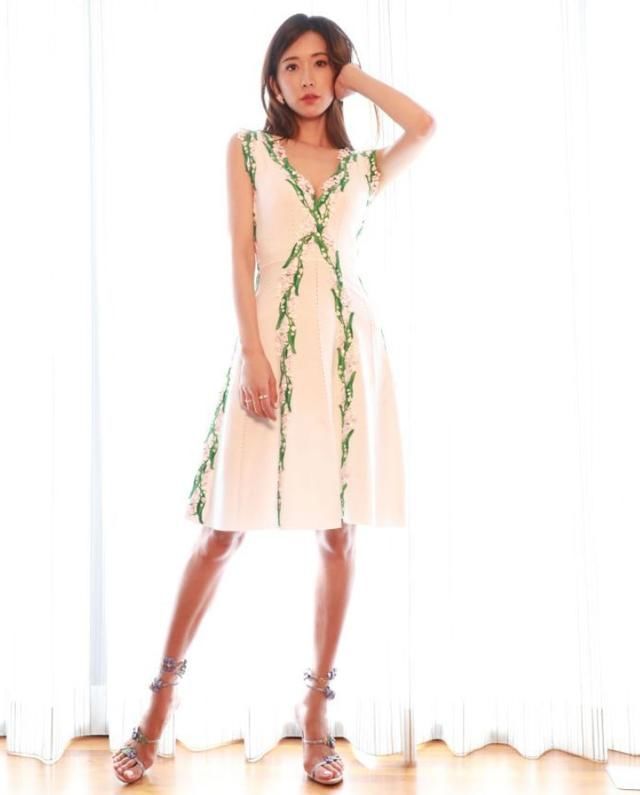 林志玲将仙女裙穿成性感风，但白色显黑，都穿出了一双男人的腿!
