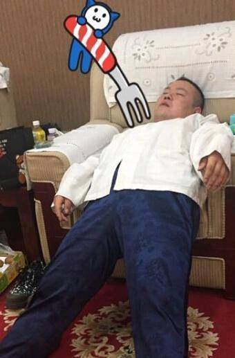  『加油』搞笑图片幽默段子笑话：妹子你可要注意安全啊，加油还吸烟呢？