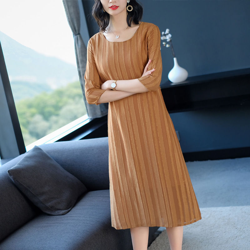 天!8月特流行这样的秋裙，提倡35-55岁女人穿，年轻又俏丽