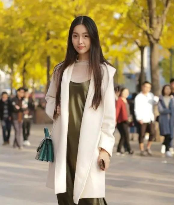  『粉色』街拍：秀丽端庄的美女，一件粉色上衣配白色休闲裤，时尚气质风采