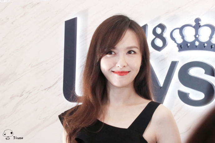 唐嫣穿黑色礼服亮相代言活动皮肤白嫩气质优雅,笑起来真的太甜了