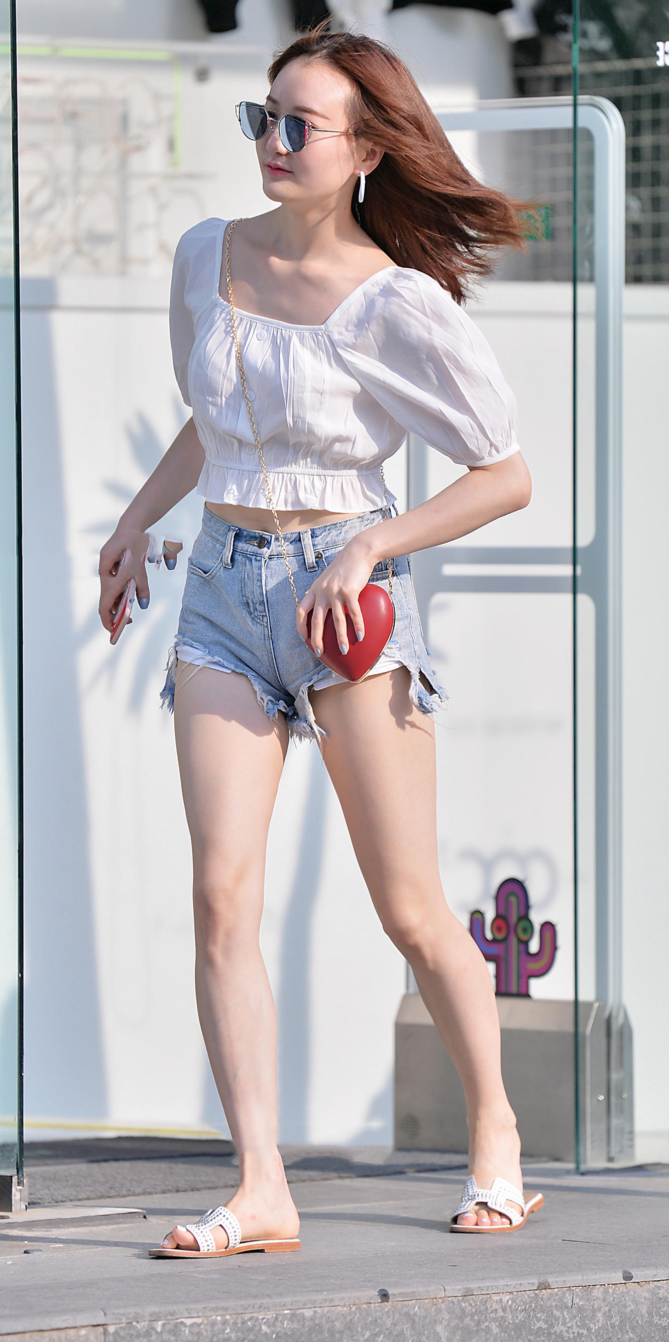 气质小姐姐热裤秀美腿，小步跑起来飘飘然的身姿活力四射