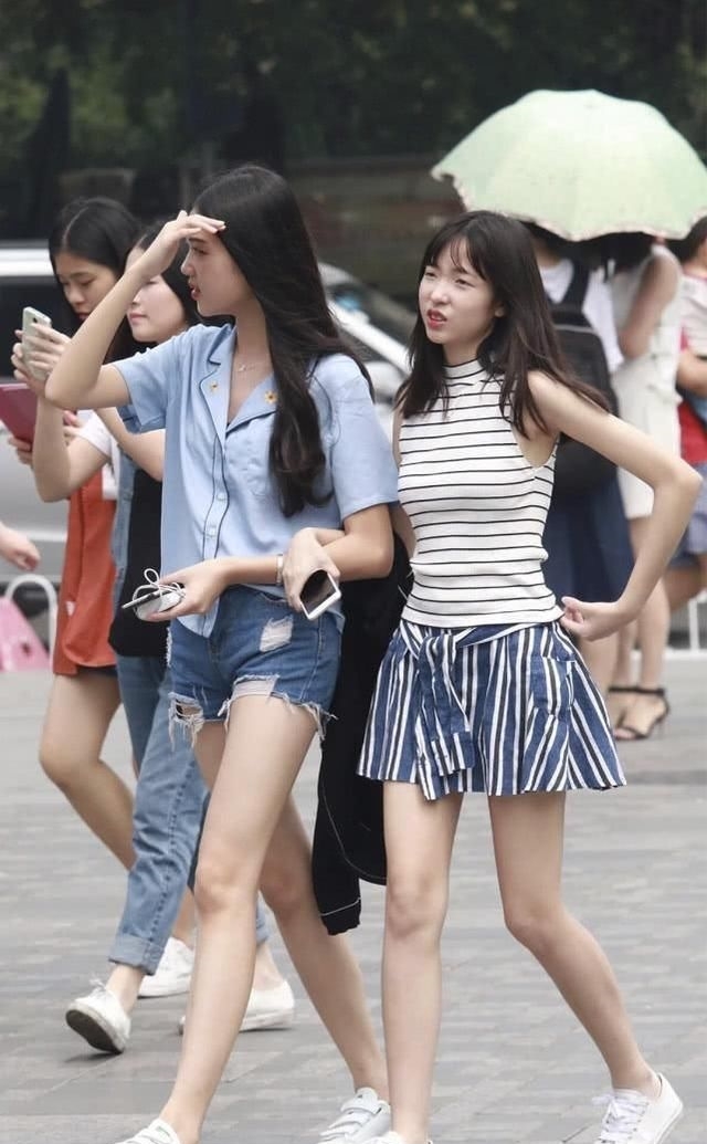 『 青春活力』热裤展现青春活力，像谁的初恋吗，街拍美女：身穿衬衫的姐姐出街