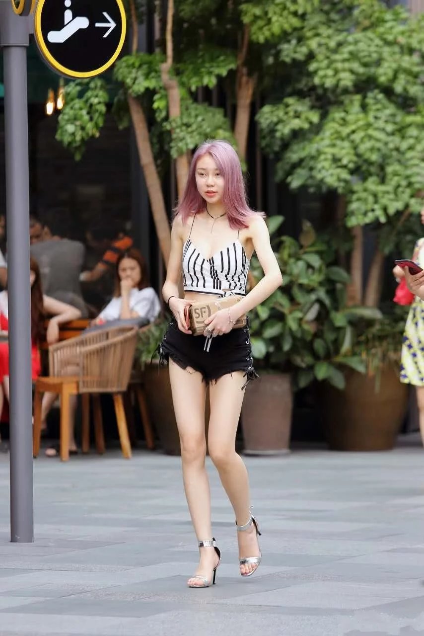 时尚小姐姐身穿黑色热裤大秀好身材，火辣性感又不失时尚，美女的