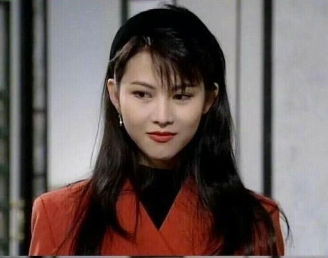 岁月是把杀猪刀，44岁蔡少芬颜值减大半，衣品也大不如前！