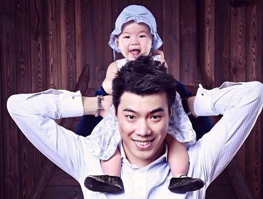 黄毅清消失数日后今日凌晨突然更博，自称被崔永元让人在饭里下毒