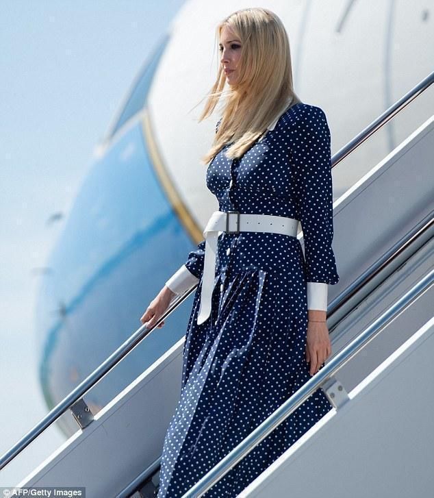 37岁伊万卡穿价值1万6蓝色波点裙竟如此少女，真看不出生过三个娃