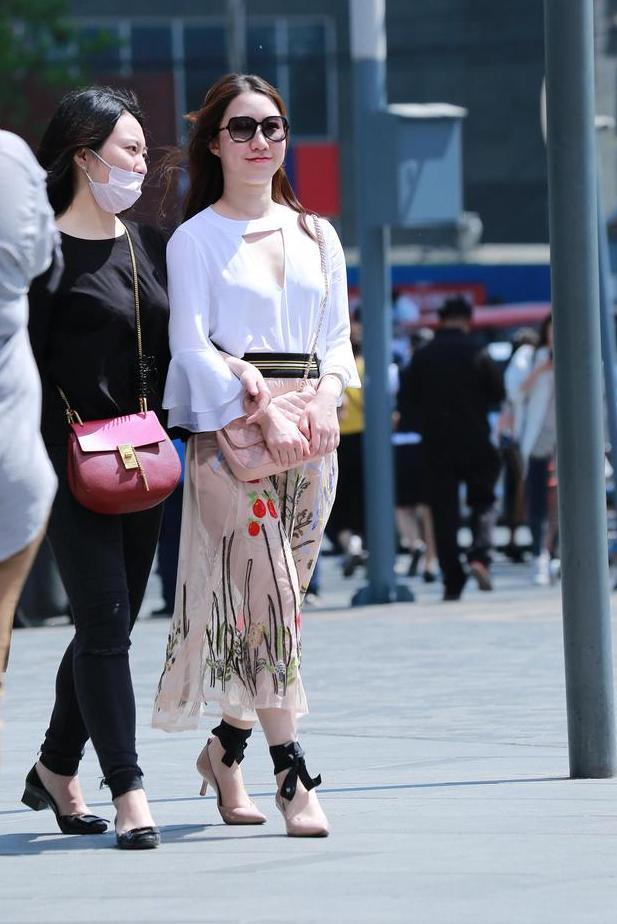 时尚美女街拍美照，冲着镜头微微一笑很倾城