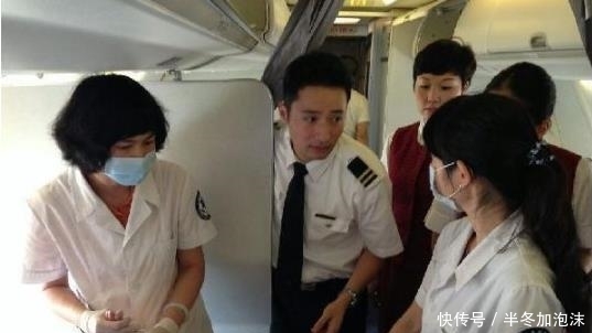 出国旅行搭飞机时,可免费向空姐要的4样东西!只要你开口就有!