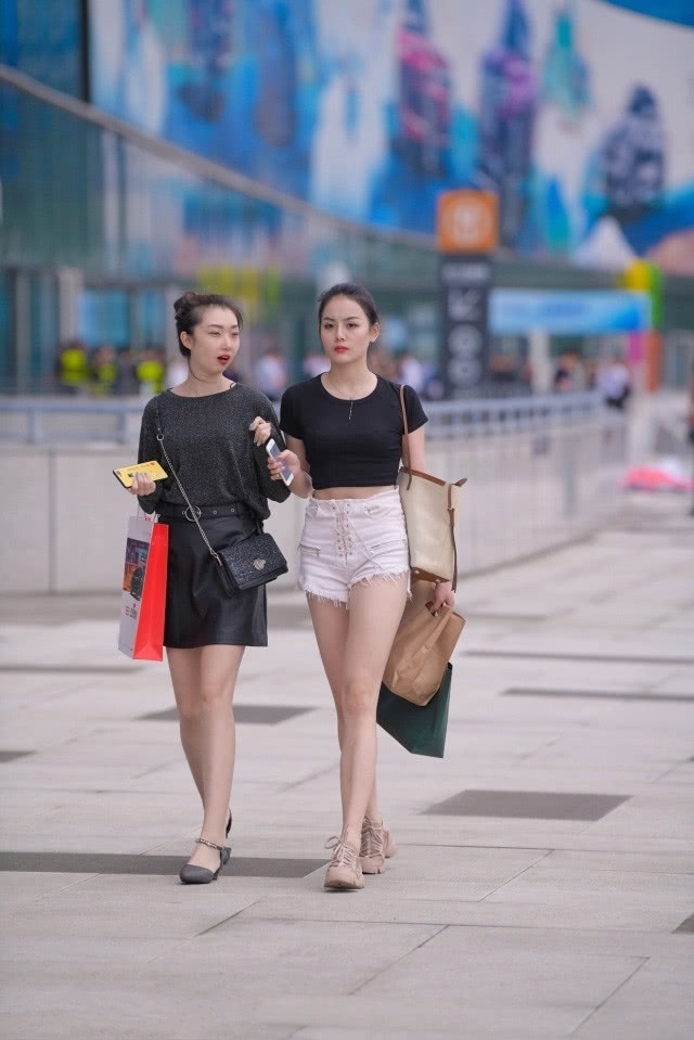 深灰色■路人街拍,美女穿深灰色的针织衫,看起来非常新潮