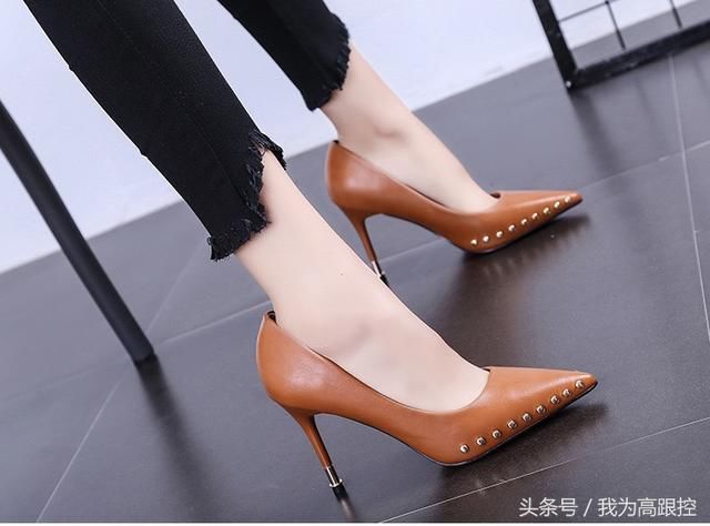 18颗圆形铆钉分布于尖头两侧的性感高跟鞋