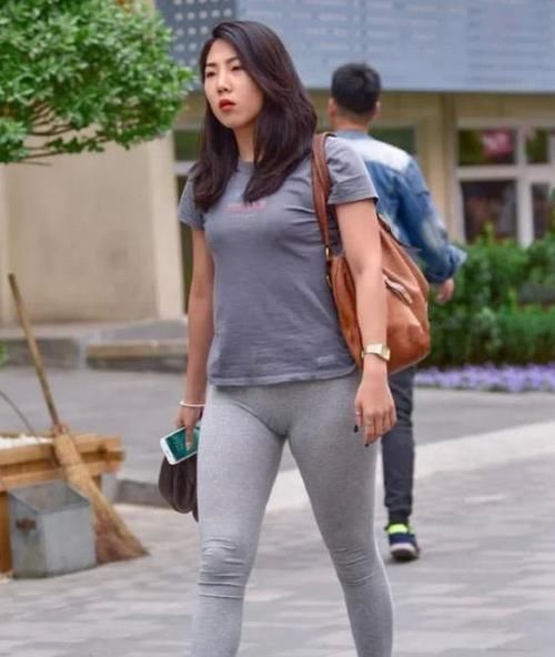  「气质」养眼女神街拍：丹唇外朗的小姐姐，一件碎花上衣配牛仔裤，时尚达人气质