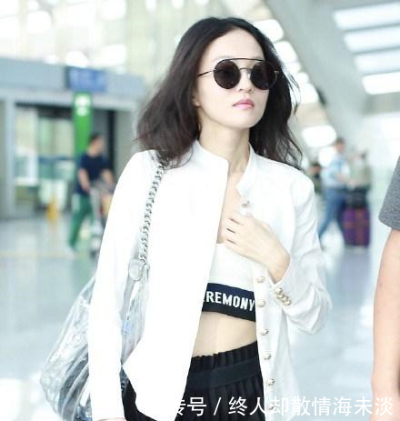 张韶涵机场哺乳装扮引热议，身材突然变好了，网友扣子能系上吗