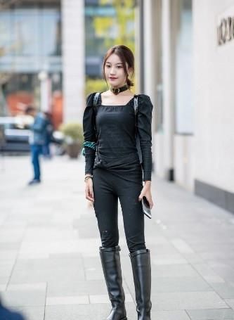  [气质]路人街拍，粉色与黑色服装的搭配，让小姐姐更显气质