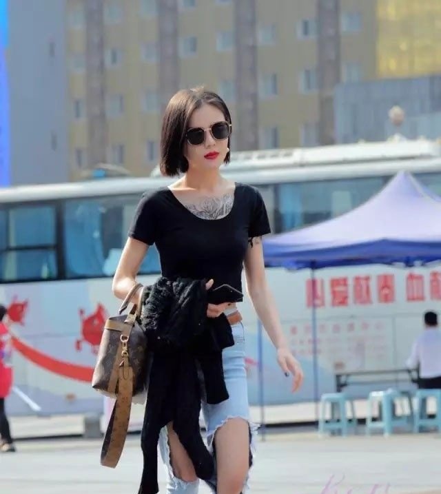 成都路人街拍好不好看我不说， 但胸前风景无限