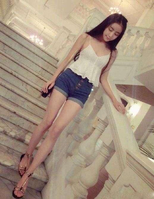 紧身裤显得那么美丽大方，整体散发着一种低调优雅的淑女气质