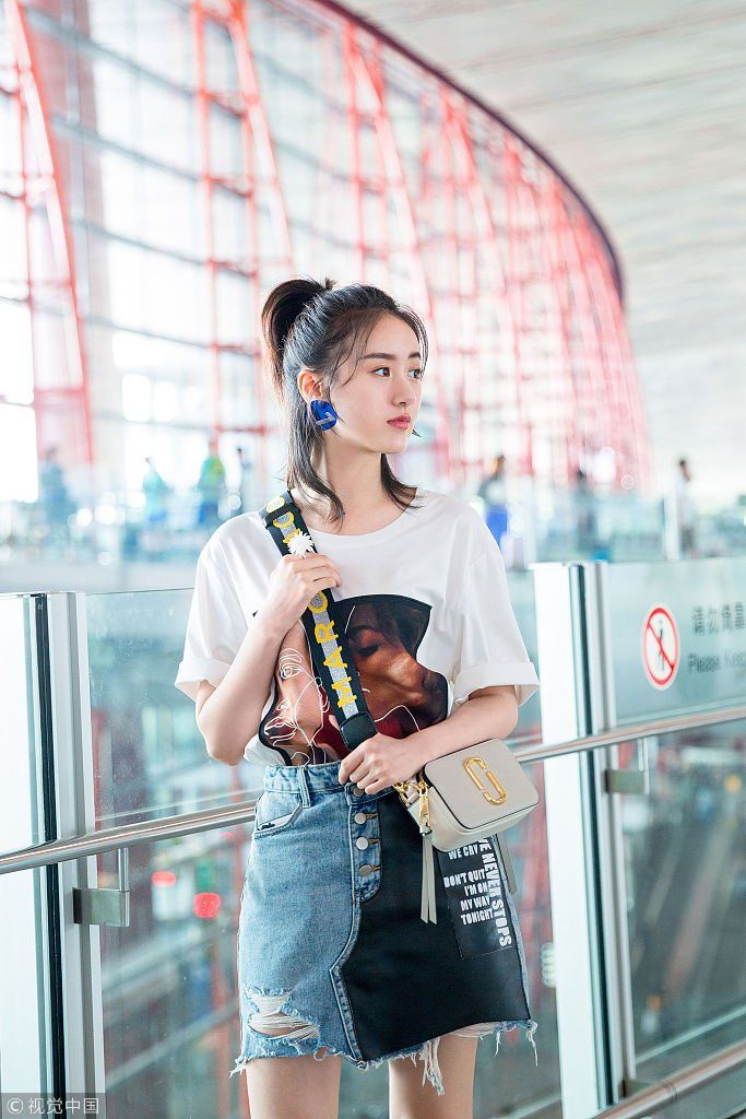 劈叉系始祖!袁冰妍半穿夹克秀大长腿 梳小辫凹造型少女感十足