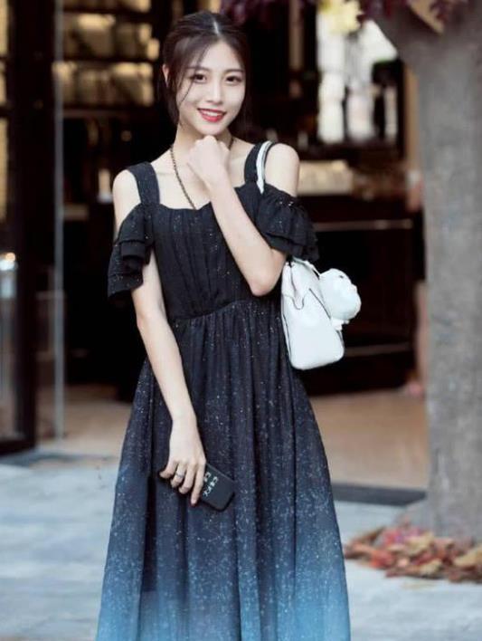 俏丽■街拍:俏丽的靓颜美女,身穿露肩长裙,笑容甜美可爱