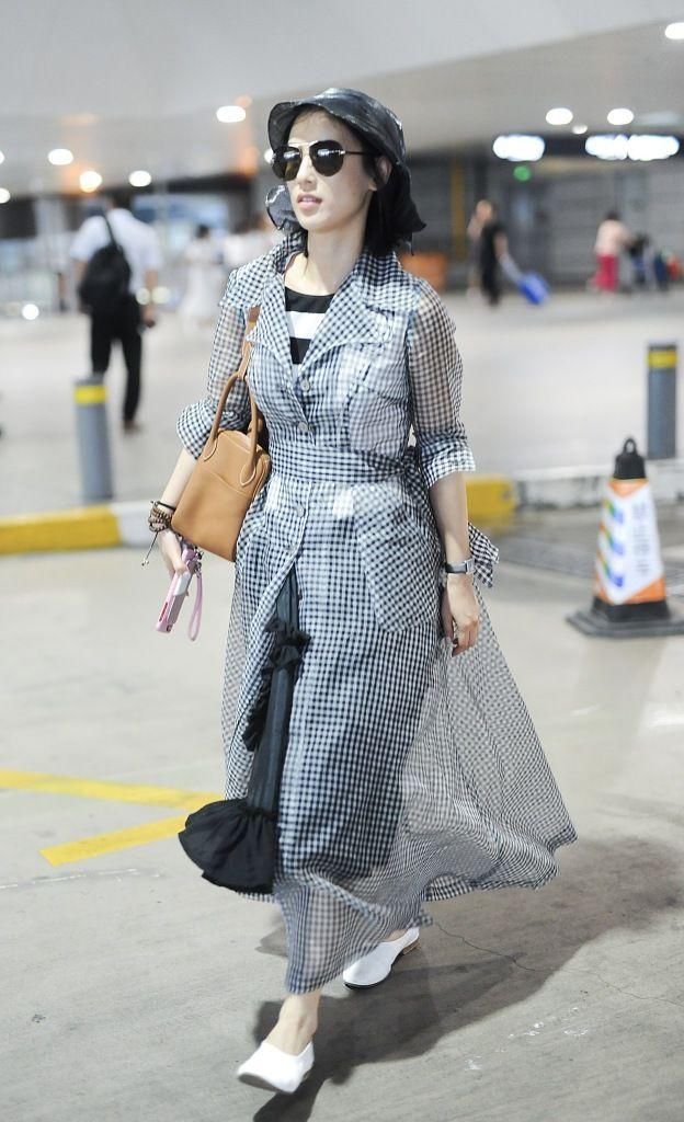 黄圣依这帽子被嘲是垃圾袋，网友:一辈子都买不起人家的垃圾袋!