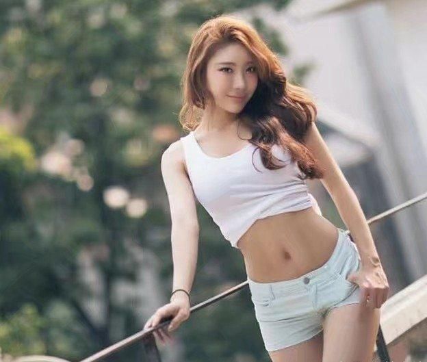 浅绿色牛仔超短裤让你美出新高度！穿上之后你的魅力超大无穷！