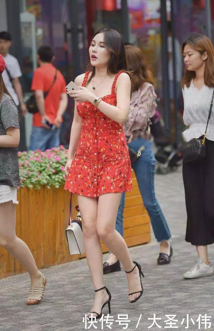 [ 裙摆]百褶的裙摆让双腿显得更加的纤细，美女街拍：女人穿着高跟鞋