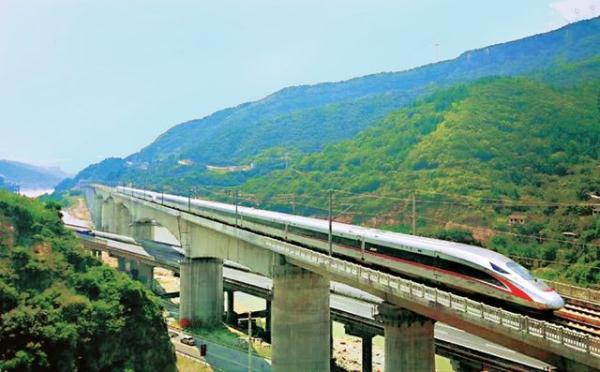 成都至北京G350次动车组首发 7个多小时跑拢北京