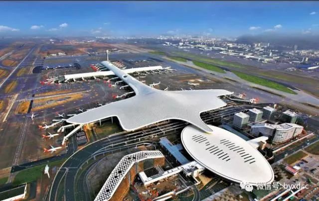 内地人被打 香港机场为何拦着警察不让进？