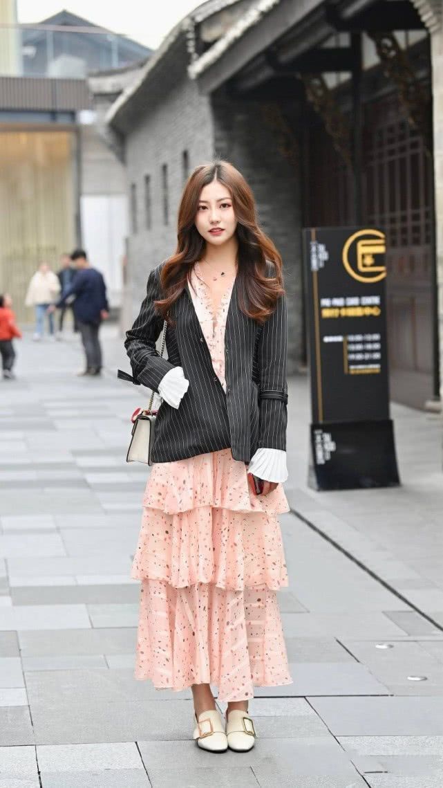 美女|街拍:清新素雅的美女,淡粉色的裙子柔美大方,活力十足