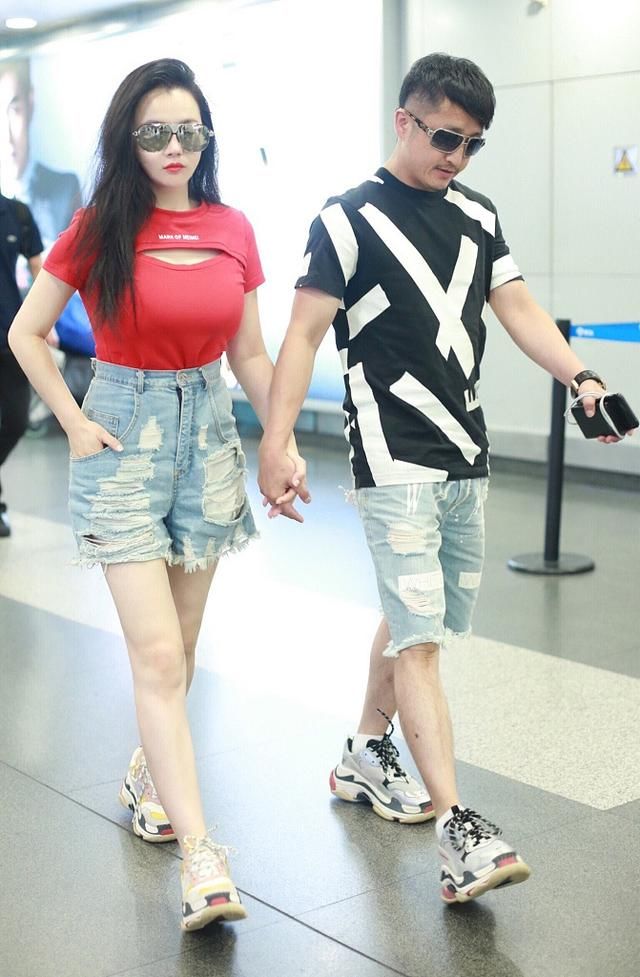 冉莹颖穿牛仔裙现身，紧到走路都不方便了，网友：看着都难受！