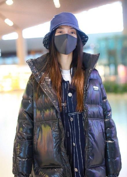  『内搭』Angelababy穿羽绒服也不显胖，配圆领衬衫紧身裤，身材好就是任性