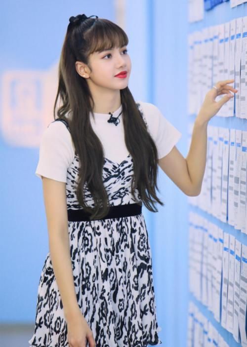  服装的穿搭：Lisa的春季穿搭真是别致！一件白色小短裙，看上去清纯又性感