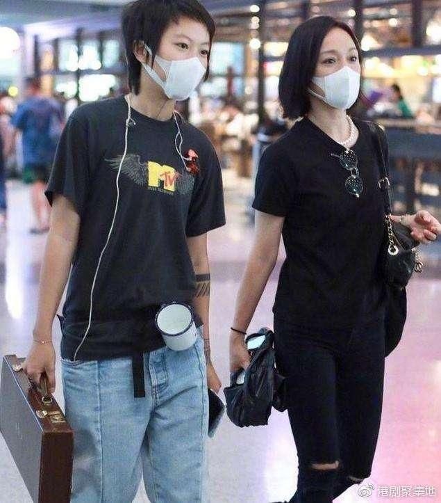 窦靖童审美跑偏，红毯上裤子迷之尴尬，网友：王菲也不敢这么穿！