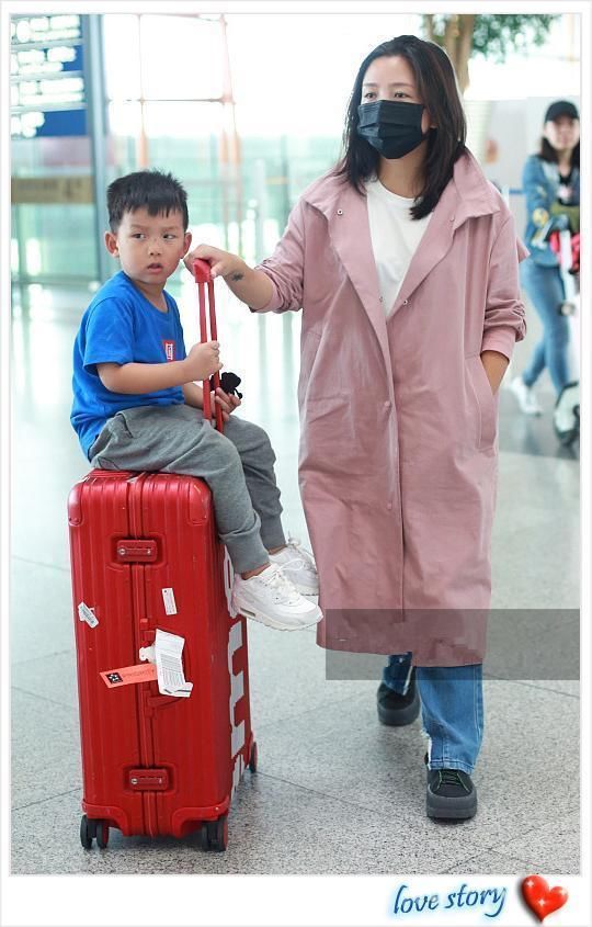 当32岁何洁穿粉色衬衫裙撞上50岁周慧敏，网友：二人互换了年龄？