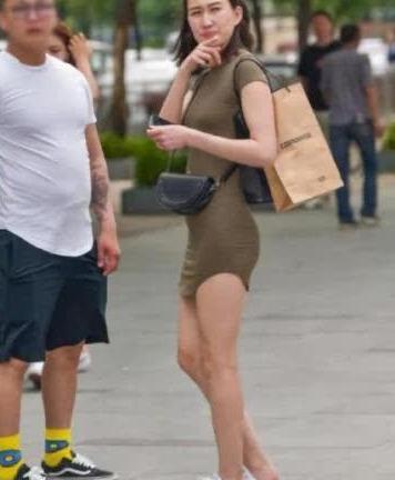 一件草绿色连衣裙穿出与众不同的个性，看看她如何穿出美感