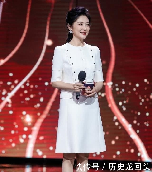 「让整件衣服」周涛气质真心优秀,一袭西装领褶皱裙干练时髦,51的年龄31的状态