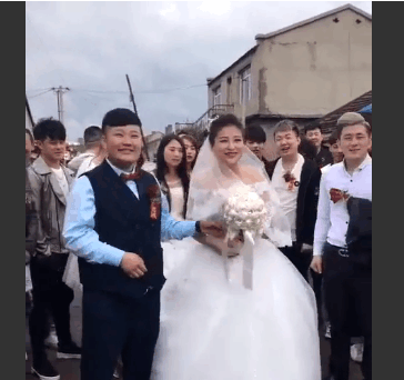 90后小伙花35万彩礼娶回独生女, 网友: 后面的