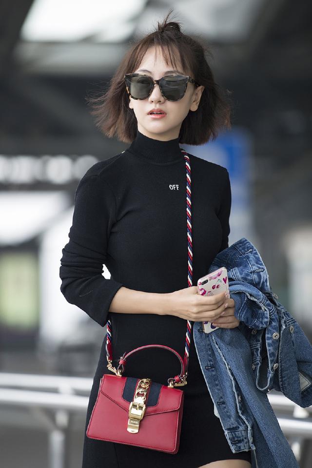 37岁杨蓉现身机场，本尊比电视还上还美，可大家注意力都在腿