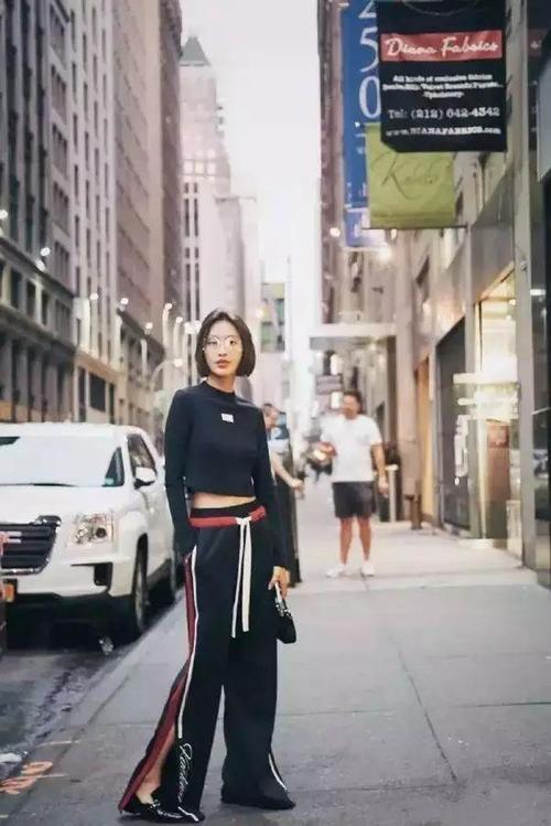 蔡依林穿开叉裙，白百何穿开叉裤，露腿才时髦啊！