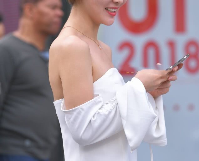 靓丽小姐姐一字肩连衣裙展现丰满上围曲线，松垮的衣服想要掉下来