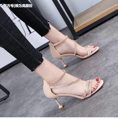 以履带做为设计元素的性感高跟鞋