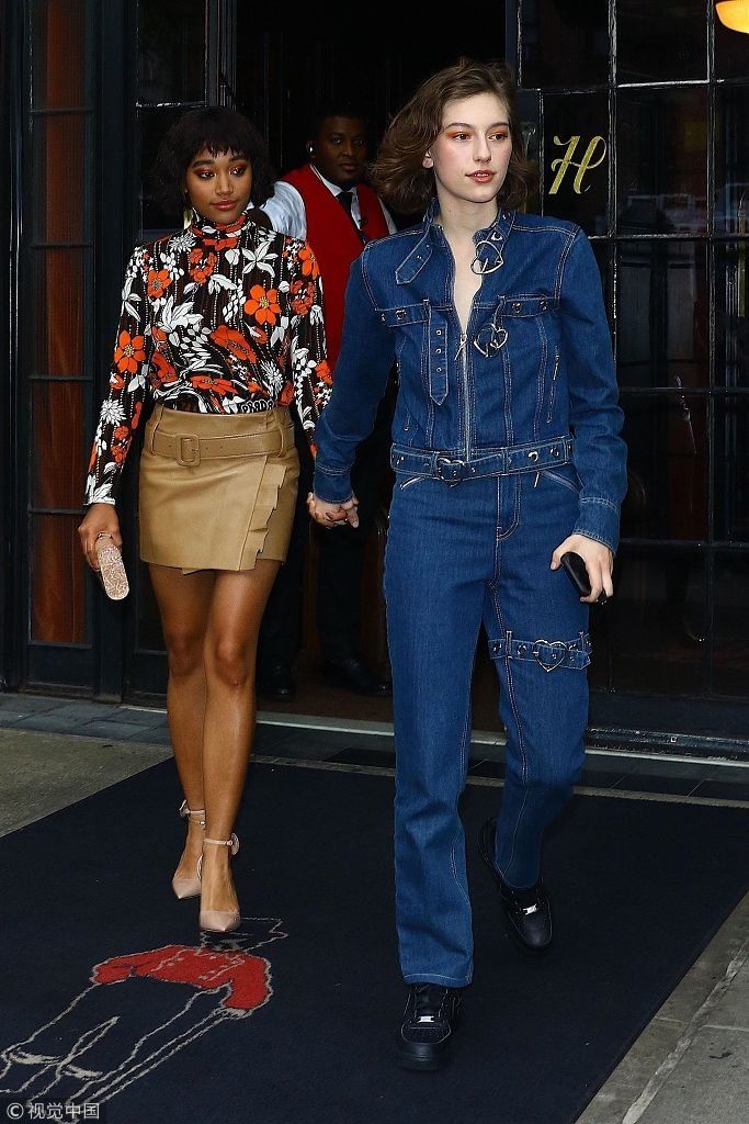 阿曼德拉秀修长美腿女人味十足  与女友十指紧扣满脸幸福