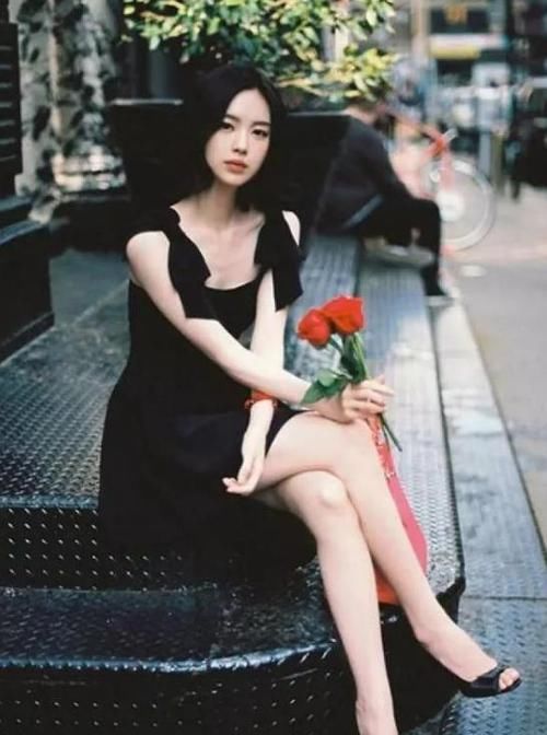  「美女」美女时尚街拍：浓眉大眼的美女，一件黑色上衣配黑色打底裤，时尚帅气十足