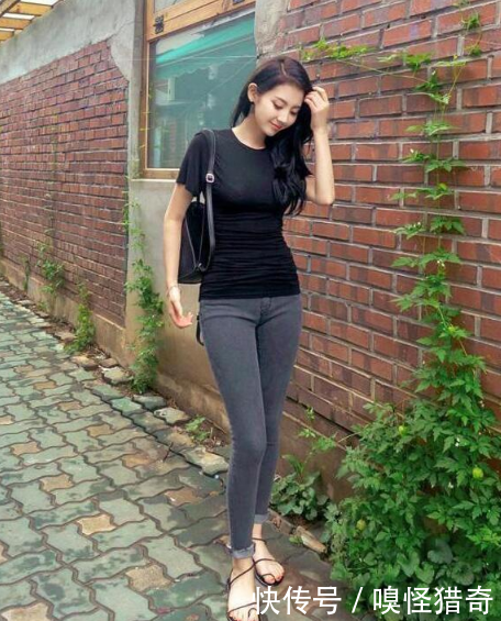 牛仔裤是时尚永恒不变的元素，彰显小姐姐优美身姿！